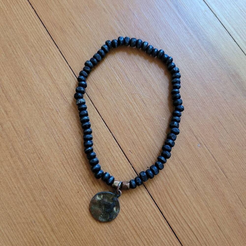Black elastic beaded stretchy bracelet metal hammered charm boho goth indie - Picture 3 of 5